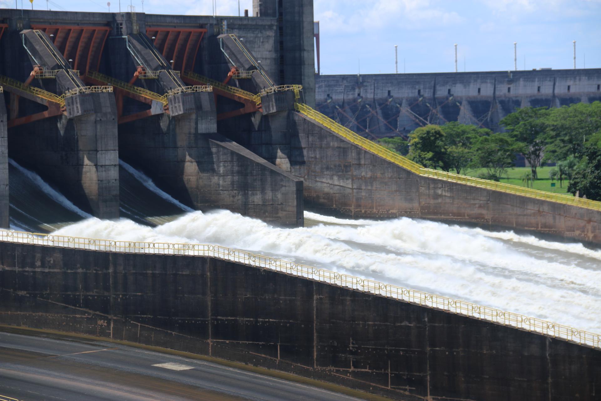 Vista de archivo de la hidroeléctrica de Itaipú, en Foz de Iguazú (Brasil). EFE/ Rubén Peña