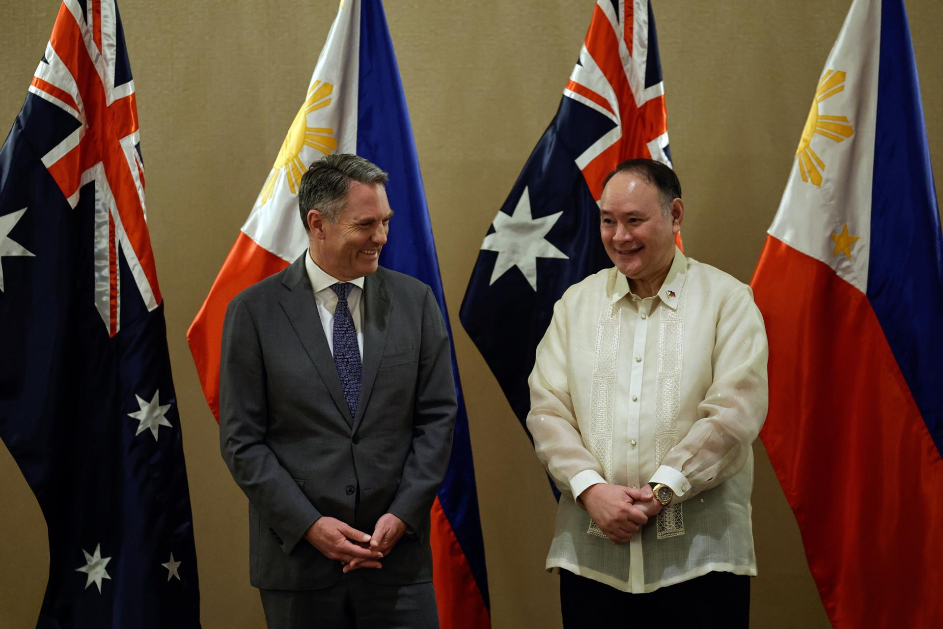 MAKATI (Filipinas), 22/08/2025.- El viceprimer ministro y ministro de Defensa australiano, Richard Marles (izq.), y el secretario de Defensa filipino, Gilberto Teodoro (der.), conversan tras una conferencia de prensa al término de su reunión a puerta cerrada en un hotel de Makati, Metro Manila, Filipinas, el 22 de agosto de 2025, para impulsar la cooperación en defensa y seguridad entre ambos países. EFE/EPA/ROLEX DELA PENA
