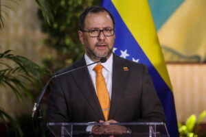 Fotografía de archivo del ministro de Relaciones Exteriores de Venezuela, Yván Gil, durante una rueda de prensa, en Caracas (Venezuela). EFE/Miguel Gutiérrez