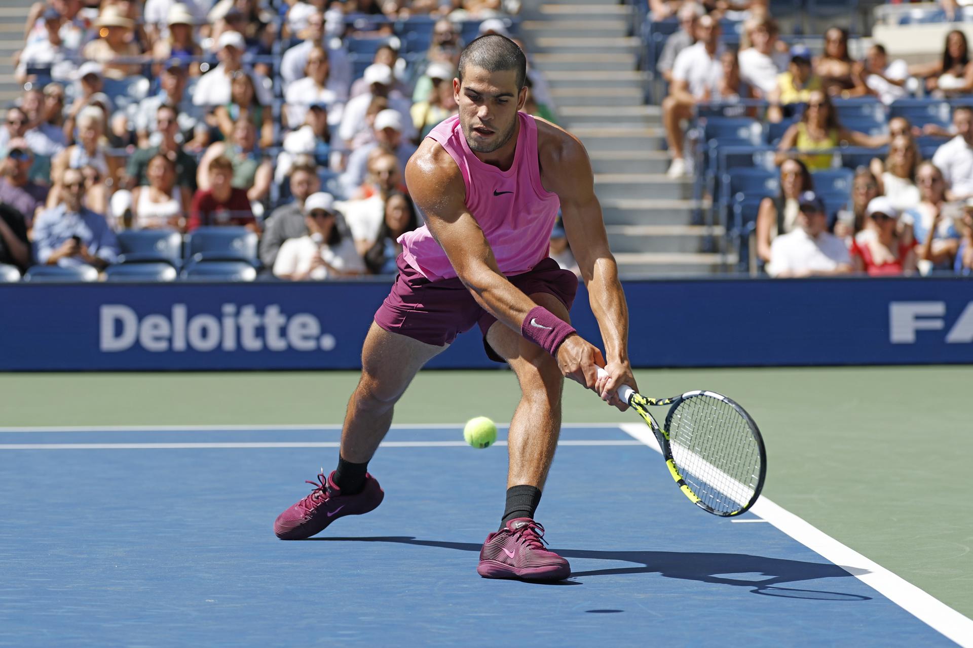 El español Carlos Alcaraz durante el partido contra el italiano Luciano Darderi, de la tercera ronda del Abierto de Estados Unidos. EFE/EPA/JOHN G. MABANGLO
