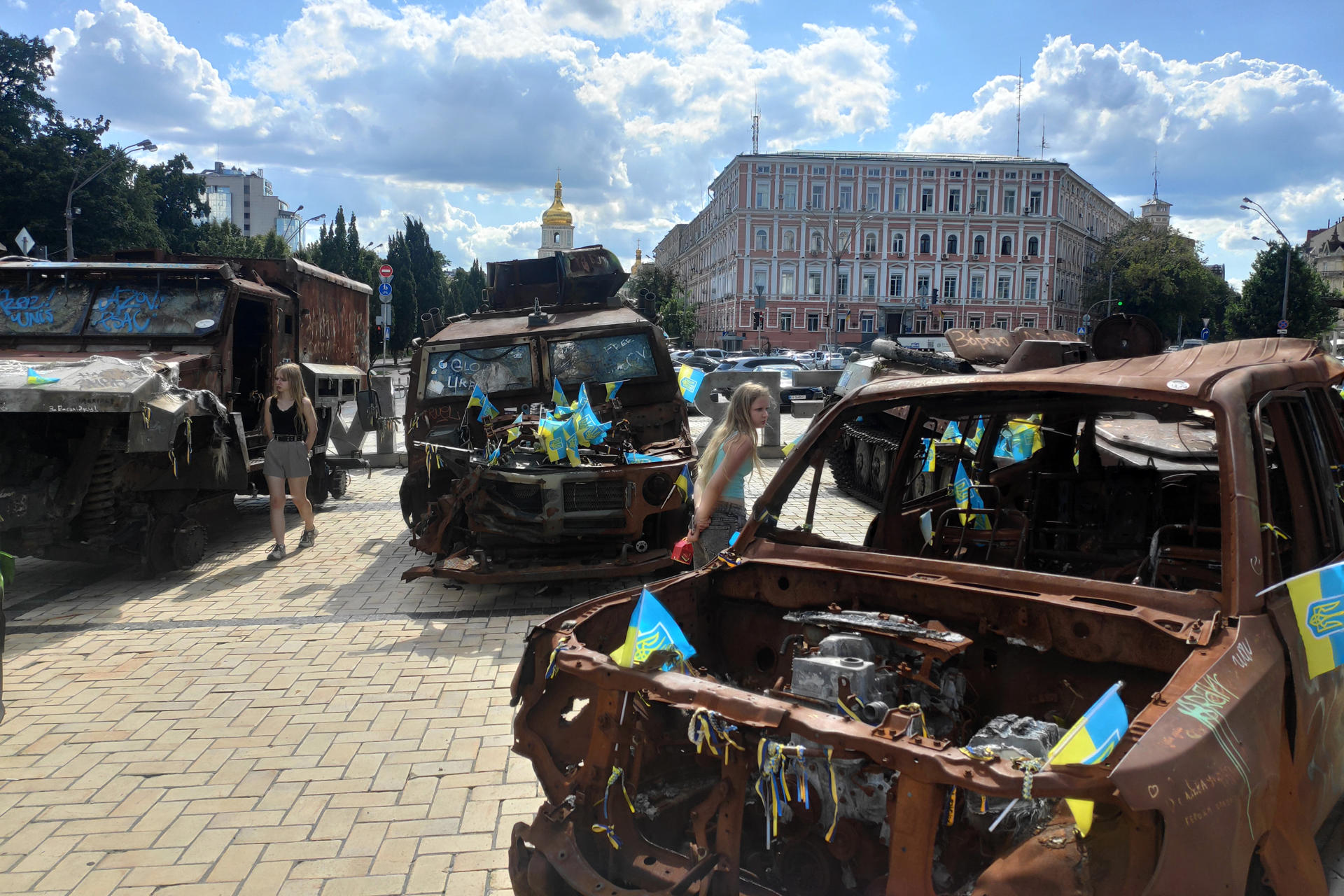 Vista de tanques y otros vehículos rusos destruidos expuestos este viernes en la plaza Sofiivska en el centro de Kiev (Ucrania), como testimonio de la duradera resistencia de Ucrania a pesar de la presión de Rusia en todo el frente. Las fuerzas rusas continúan sus esfuerzos para rodear el bastión ucraniano de Pokrovsk en Donetsk pero las tropas ucranianas impiden un avance mayor a pesar de la presión del ejército invasor a lo largo de toda la línea del frente. Mientras la atención mundial se centra en la cumbre en Alaska entre los presidentes ruso, Vladímir Putin, y estadounidense, Donald Trump, los combates continúan en territorio ucraniano. EFE/Rostyslav Averchuk
