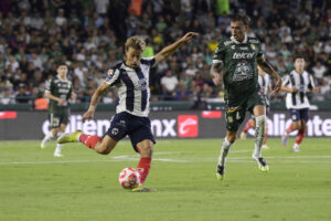 Nicolás Fonseca (d) de León disputa un balón con Sergio Canales de Monterrey este lunes, en un partido de la Liga MX entre León y Monterrey en el estadio León en Guanajuato (México). EFE/ Luis Ramírez