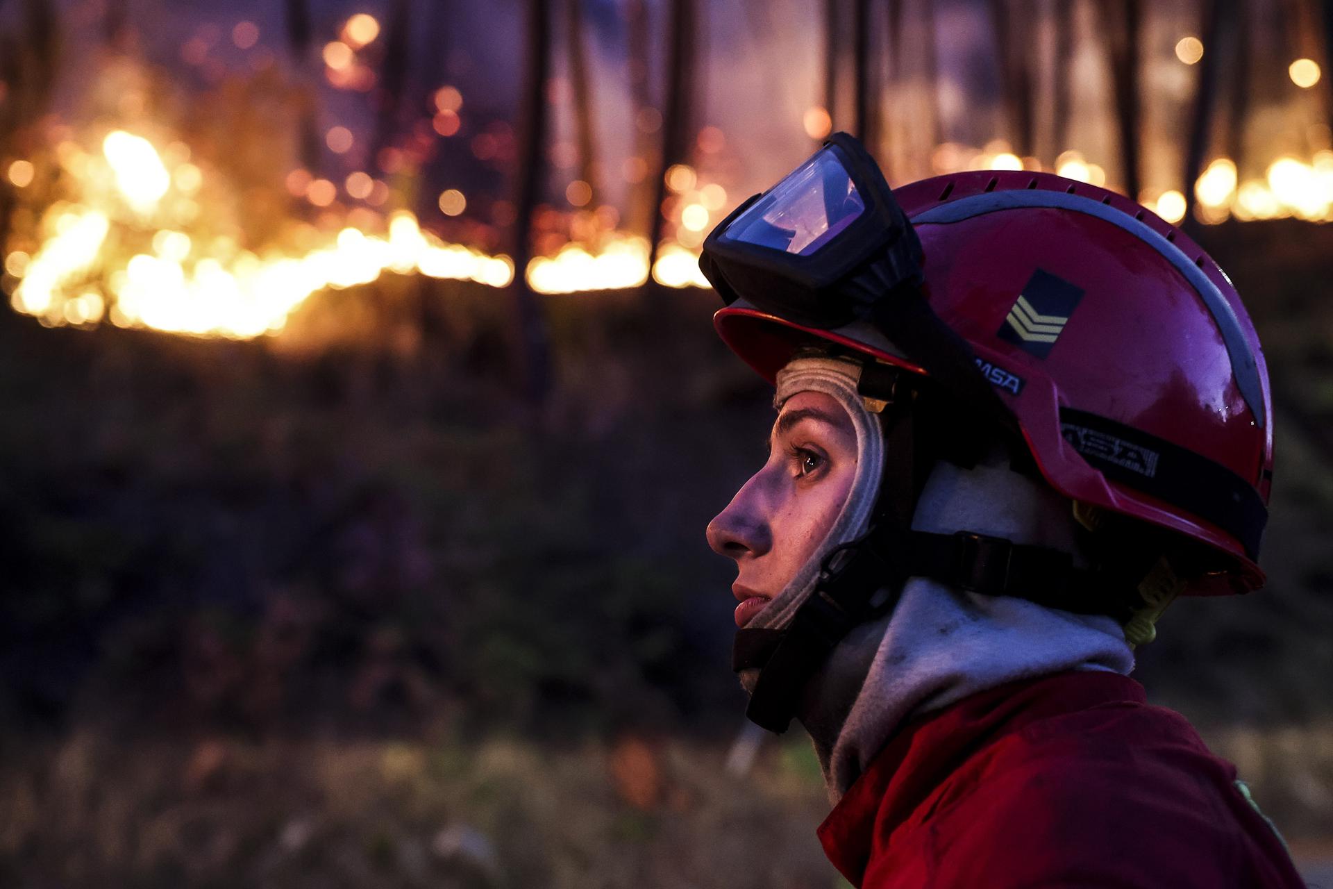 Una bombera trabaja contra un incendio forestal en Pampilhosa da Serra, Portugal, país que ha sumado una tercera víctima mortal como consecuencia del fuego. EFE/EPA/PAULO NOVAIS