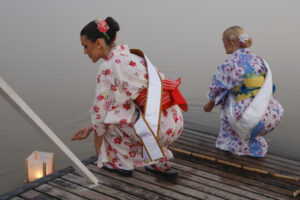 Coria del Río (Sevilla) vuelve a convertirse hoy viernes en el escenario de la ceremonia Tōrō Nagashi, una tradición ancestral japonesa que honra la memoria de los antepasados con el encendido y la suelta de farolillos flotantes en el agua en el río Guadalquivir. EFE/José Manuel Vidal