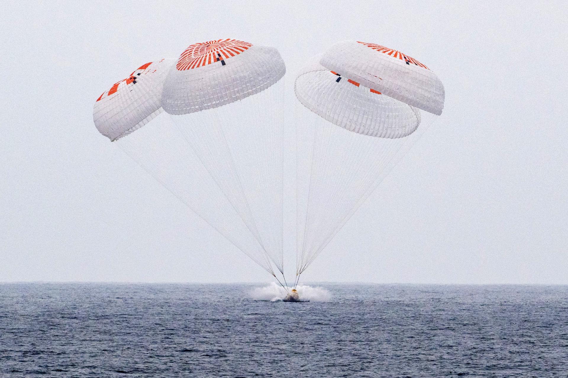 Fotografía proporcionada por la NASA, que muestra a la nave espacial SpaceX Crew Dragon Endurance mientras aterriza en el Océano Pacífico frente a la costa de San Diego, EE.UU., el 9 de agosto de 2025. EFE/NASA/Keegan Barber