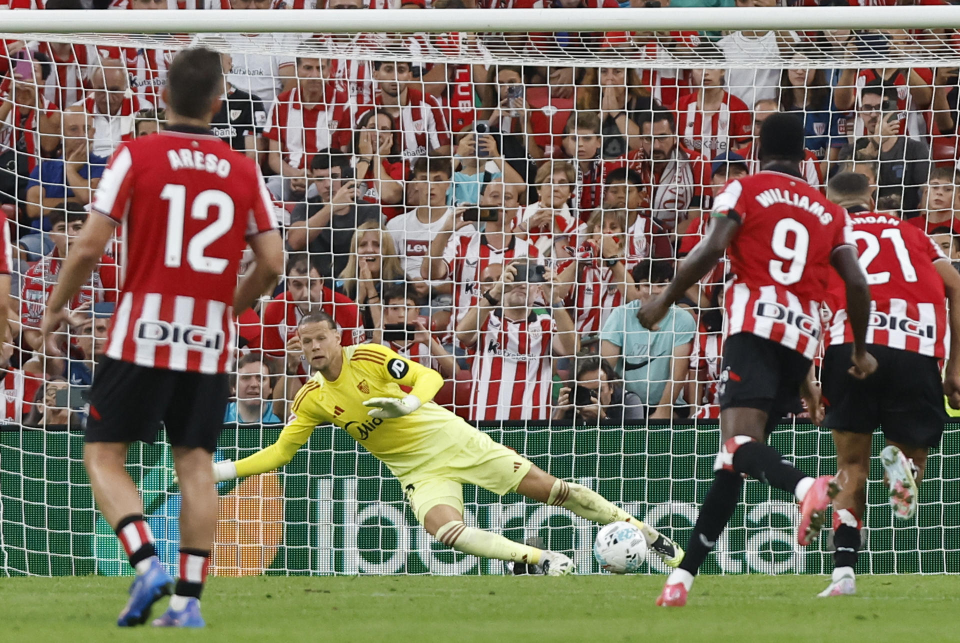 El centrocampista del Athletic de Bilbao Nicholas Williams marca su gol de penalti, primero del equipo, durante el partido de la primera jornada de LaLiga que Athletic de Bilbao y Sevilla FC disputan en San Mamés. EFE/Miguel Toña