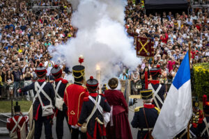 El estruendo del cañonazo, disparado desde la terraza del Ayuntamiento de San Sebastián ante varios miles de personas, ha dado este sábado inicio a las fiestas de Semana Grande de San Sebastián, en un acto solidario y festivo protagonizado por el Banco de Alimentos y la Asociación Vecinal de Amara Berri. EFE/Javier Etxezarreta