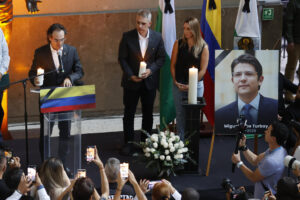 El Alcalde de Medellín, Federico Gutiérrez (i), al intervenir, junto al gobernador de Antioquia, Andrés Julián Rendón (c), durante un homenaje en honor al asesinado senador y precandidato presidencial Miguel Uribe Turbay, este lunes, 11 de agosto, en Medellín (Colombia). EFE/Mauricio Dueñas