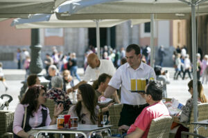 Imagen de archivo de un camarero trabajando en una terraza. EFE/Manuel Bruque
