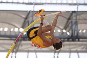 El sueco  Armand Duplantis, durante la final de Salto con Pértiga en el 15º Memorial Gyulai Istvan Gran Premio de Hungría en el Centro Nacional de Atletismo en Budapest. EFE/Boglarka Bodnar - HUNGARY OUT