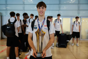 Guillermo del Pino posa con la copa de campeones del U18 Eurobasket 2025 a su llegada este lunes, al aeropuerto de Madrid Barajas de la capital española. La selección española sub-18 de baloncesto se proclamó ayer campeona de Europa tras vencer a la selección francesa en la final del U18 Eurobasket 2025. EFE/ Mariscal