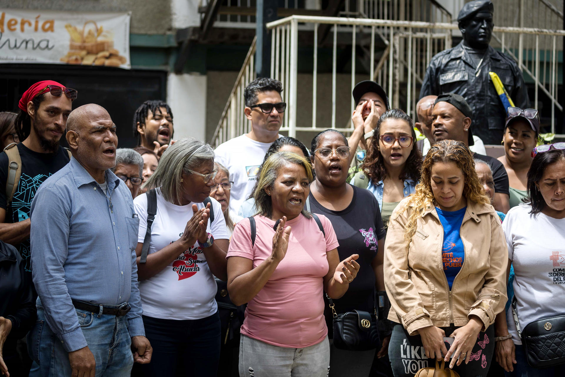 Integrantes de grupos activistas y derechos humanos ofrecen una rueda de prensa este lunes, en Caracas (Venezuela). EFE/ Miguel Gutiérrez
