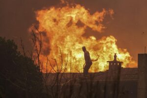 Un lugareño intenta apagar un fuego del incendio declarado en Lourical do Campo, cerca de Castelo Branco, en Portugal. EFE/PAULO NOVAIS