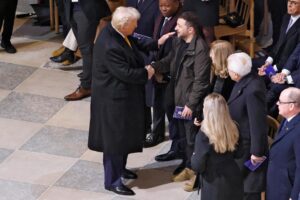 El presidente norteamericano, Donald Trump, saluda a su homólogo ucraniano, Volodímir Zelenski, durante la la reapertura el año pasado de la catedral de Notre Dame en París. (Zelenski, Francia) EFE/EPA/LUDOVIC MARIN / POOL MAXPPP OUT