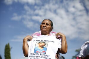 Una mujer exhibe una camiseta con una fotografía de su hijo detenido en el contexto de un régimen de excepción en El Salvador, en una fotografía de archivo. EFE/ Rodrigo Sura