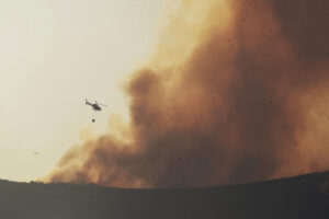 En la imagen, incendio forestal en Igüeña y Colinas del Campo este jueves. EFE/Ana F. Barredo