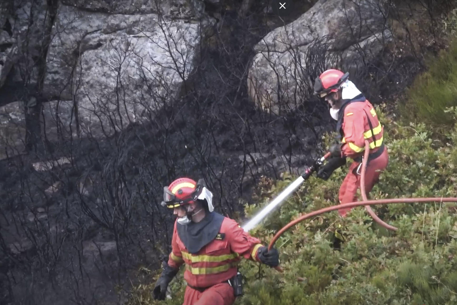 En la imagen, incendio forestal en Igüeña y Colinas del Campo este jueves. EFE/Ana F. Barredo