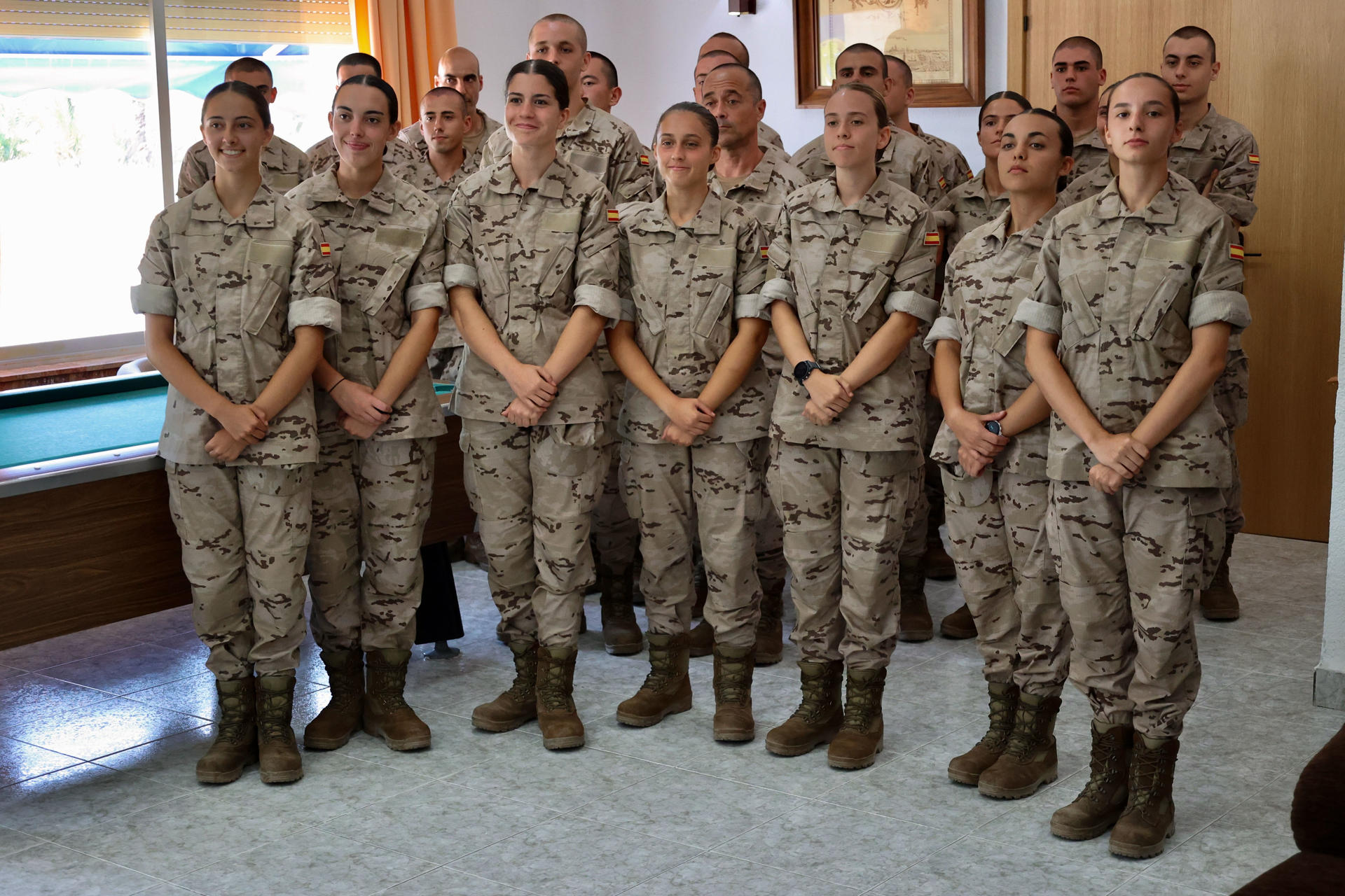 La ministra de Defensa, Margarita Robles, ha visitado hoy jueves 21 de agosto de 2025 la Academia General del Aire y del Espacio (AGA), en San Javier (Murcia), para conocer de primera mano las cuestiones relacionadas con la incorporación de los cadetes. En la imagen,un grupo de alumnas, futuras compañeras de la Princesa Leonor. EFE/Juan Carlos Caval
