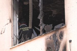 La Guardia Civil investiga las causas de la explosión y el incendio que han tenido lugar en una vivienda de la localidad valenciana de Benifaió, en la que una persona ha muerto y otras dos han resultado heridas de distinta gravedad. En la imagen la vivienda afectada. EFE/Eusebio Calatayud