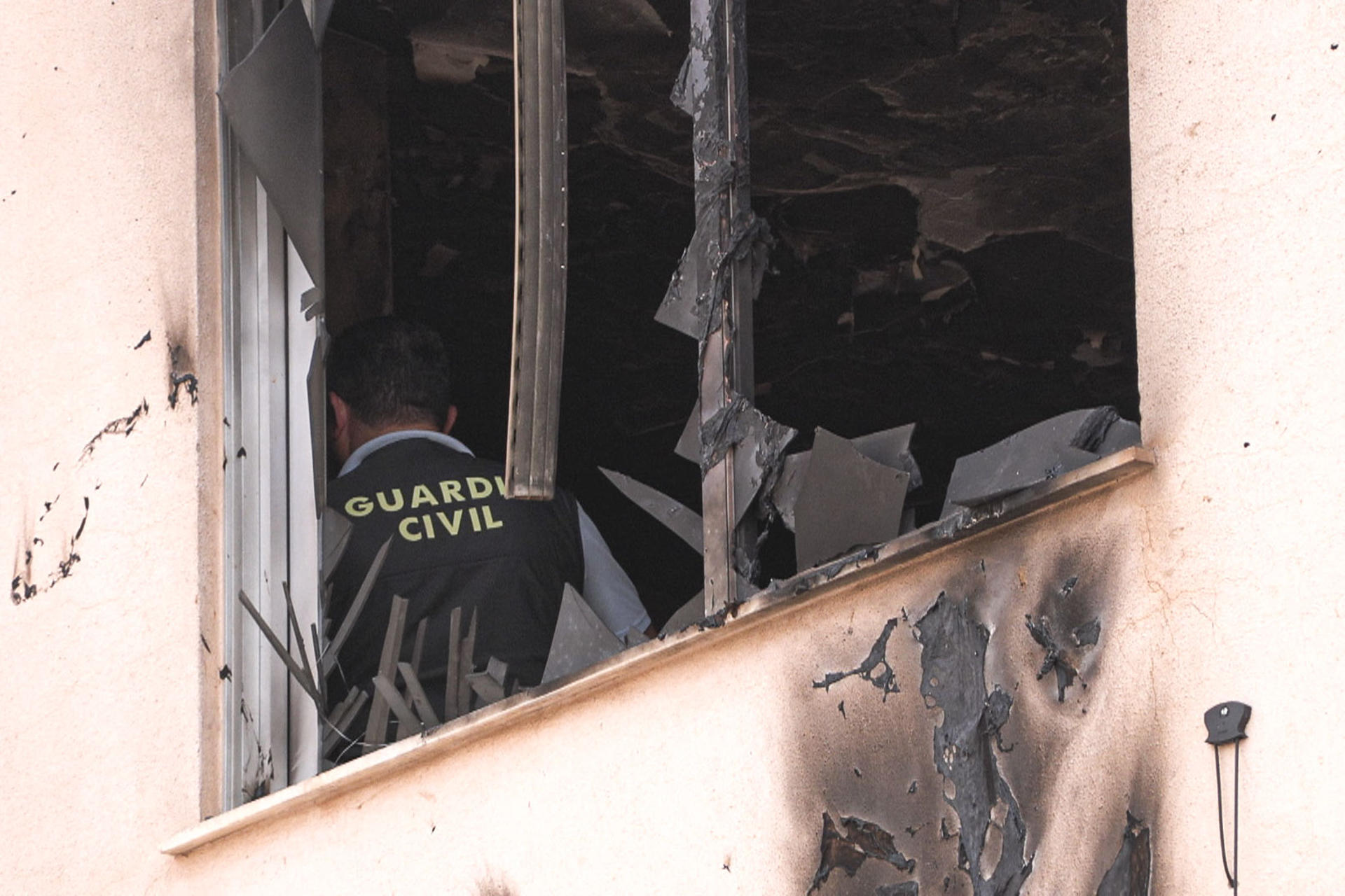 La Guardia Civil investiga las causas de la explosión y el incendio que han tenido lugar en una vivienda de la localidad valenciana de Benifaió, en la que una persona ha muerto y otras dos han resultado heridas de distinta gravedad. En la imagen la vivienda afectada. EFE/Eusebio Calatayud