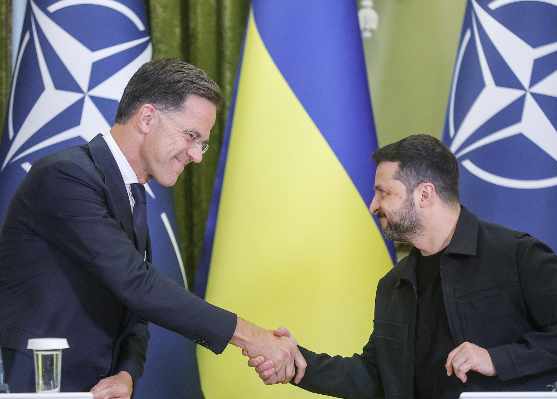 El Secretario General de la OTAN Mark Rutte (I) y el Presidente de Ucrania Volodymyr Zelensky (D) se dan la mano durante una conferencia de prensa conjunta tras su reunión en Kiev, Ucrania, 22 de agosto de 2025. El Secretario General de la OTAN llegó a Kiev para reunirse con altos funcionarios ucranianos, en medio de la invasión rusa en curso. (Ucrania, Kiev) EFE/EPA/SERGEY DOLZHENKO