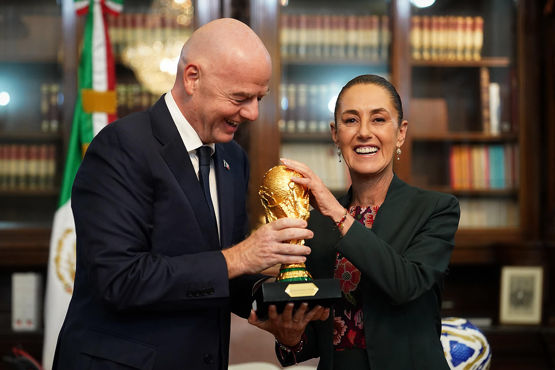 Fotografía cedida este jueves por la Presidencia de México que muestra a la mandataria mexicana, Claudia Sheinbaum, y al presidente de la FIFA, Gianni Infantino, sosteniendo una réplica del trofeo de la Copa del Mundo de 2026. EFE/SOLO USO EDITORIAL/NO VENTAS/SOLO DISPONIBLE PARA ILUSTRAR LA NOTICIA QUE ACOMPAÑA (CRÉDITO OBLIGATORIO)