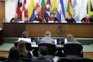 Jueces de la Corte Interamericana de Derechos Humanos (CorteIDH) asisten a una audiencia este 20 de agosto de 2025, en San José (Costa Rica). EFE/ Jeffrey Arguedas