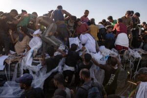 Camiones de ayuda entran en Khan Younis en la Franja de Gaza sur. EFE/EPA/HAITHAM IMAD