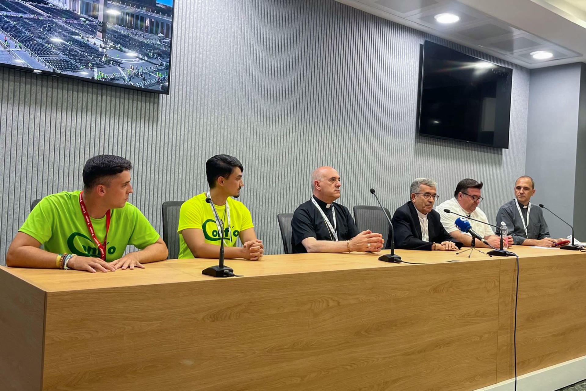 (De izquierda a derecha) Alberto Naranjo, jóven de la diócesis de Getafe, Antonio Garrido, jóven de la diócesis de Sevilla, Arturo Ros, obispo de Santander, y presidente de la Subcomisión de Infancia y Juventud de la CEE, Luis Argüello, arzobispo de Valladolid y presidente de la Conferencia Episcopal Española, Raúl Tinajero, responsable y coordinador de la peregrinación de españoles, y Josetxo Vera, director de Comunicación de la CEE, en una rueda de prensa en Roma antes de la reunión y posterior misa a la que asistirán este viernes más de 25.000 jóvenes españoles en la plaza de San Pedro con ocasión del Jubileo de la Juventud.-EFE/ Claudia Sacristán