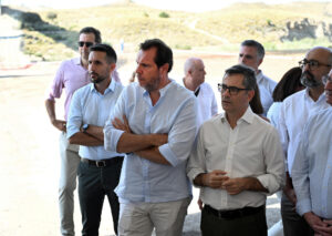 Los ministros de Transportes y Movilidad Sostenible, Óscar Puente (c), acompañado del de la Presidencia, Félix Bolaños, durante su visita este miércoles a las obras del AVE en la Rambla de los Feos en Sorbas (Almería). EFE/Carlos Barba