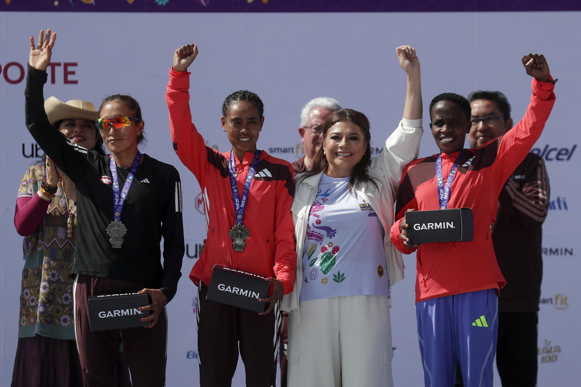 La etiope Bekelec Gudeta Borecha (ci) primer lugar, la peruana Lizaida Thalía Valdivia Magariño (i) segundo lugar, y la bahreiní Ruth Danies Albert Jebet (d) tercer lugar, posan con la jefa de gobierno capitalino, Clara Brugada (cd), durante la premiación de la categoría élite femenina del XLII Maratón Ciudad de México este domingo, en el Zócalo de Ciudad de México (México). EFE/Isaac Esquivel