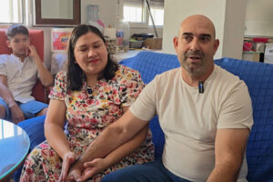 Muchos pueblos de la llamada España vaciada luchan para evitar la despoblación, una batalla en la que cada pequeña victoria puede ser decisiva. En el pequeño municipio de El Recuenco (Guadalajara) la llegada de dos familias y la apertura de una tienda pueden ser un punto de inflexión. Hasta el municipio han llegado dos familias procedentes de Sevilla y Barcelona como la formada por Diego y Mariela que lleva dos meses viviendo en el pueblo con sus tres hijos, tras desplazarse desde Sevilla en busca de  una localidad donde reiniciar la vida en un entorno más tranquilo y cerca de la naturaleza. EFE/ Beatriz Retuerta