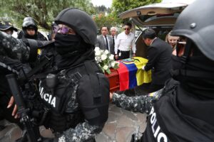 Fotografía de archivo, tomada el 11 de agosto de 2023, en la que se captó el trasladó de los restos del candidato presidencial ecuatoriano Fernando Villavicencio, antes de su funeral y dos días después de su magnicidio, en Quito (Ecuador). EFE/José Jácome
