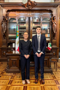 Fotografía cedida por la Presidencia de México de la mandataria mexicana, Claudia Sheinbaum (d), y Guido Croxatto, abogado del expresidente peruano, Pedro Castillo, este viernes, en el Palacio Nacional de la Ciudad de México (México). EFE/ Presidencia de México /SOLO USO EDITORIAL/NO VENTAS/SOLO DISPONIBLE PARA ILUSTRAR LA NOTICIA QUE ACOMPAÑA (CRÉDITO OBLIGATORIO)