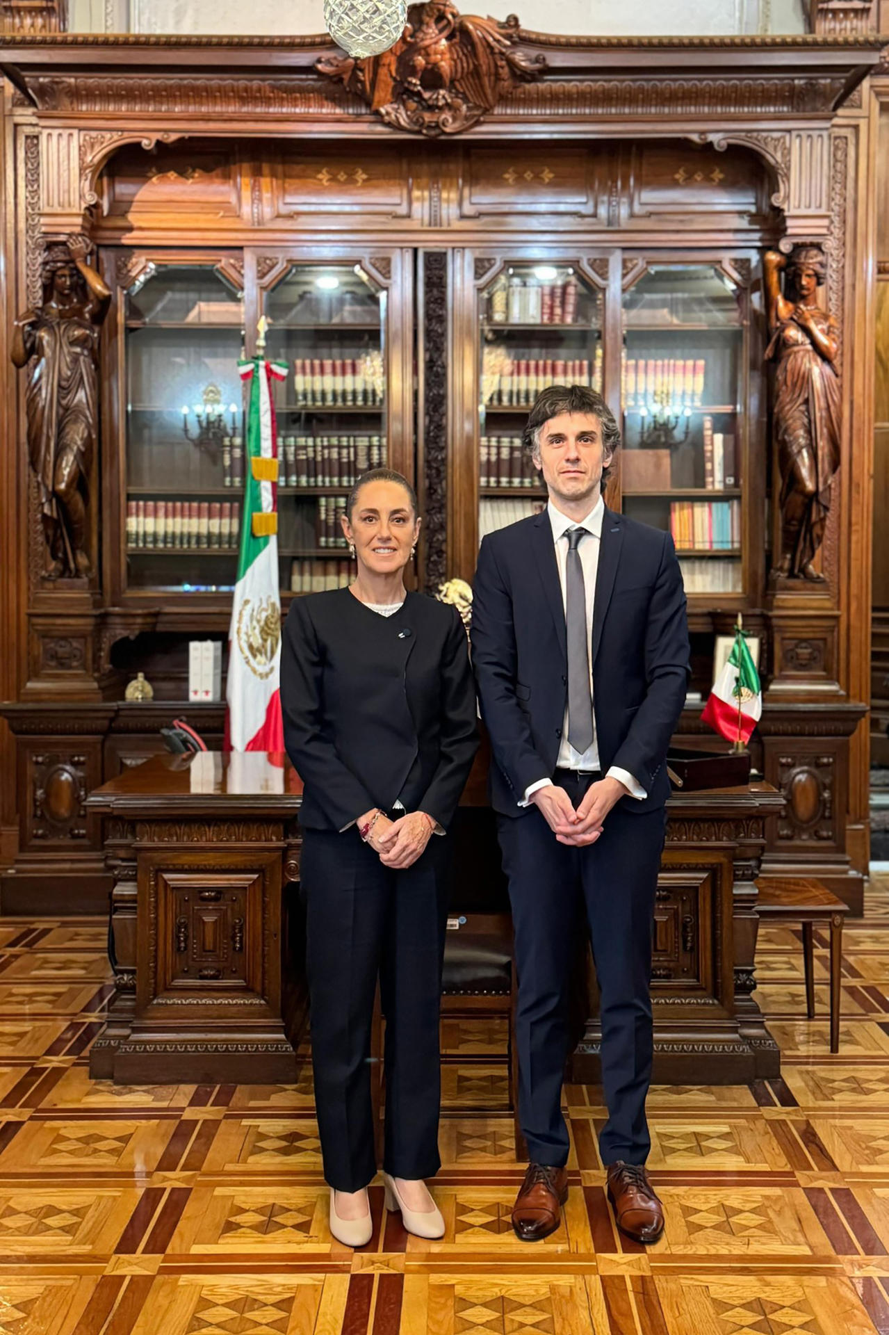 Fotografía cedida por la Presidencia de México de la mandataria mexicana, Claudia Sheinbaum (d), y Guido Croxatto, abogado del expresidente peruano, Pedro Castillo, este viernes, en el Palacio Nacional de la Ciudad de México (México). EFE/ Presidencia de México /SOLO USO EDITORIAL/NO VENTAS/SOLO DISPONIBLE PARA ILUSTRAR LA NOTICIA QUE ACOMPAÑA (CRÉDITO OBLIGATORIO)