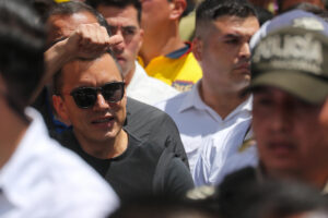 El presidente de Ecuador, Daniel Noboa, saluda en una movilización este martes, en Quito (Ecuador). EFE/ José Jácome