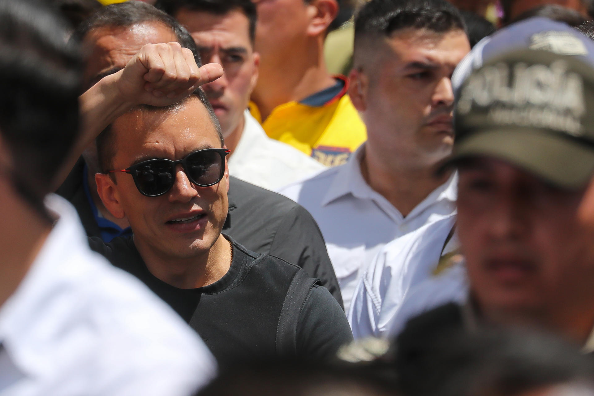 El presidente de Ecuador, Daniel Noboa, saluda en una movilización este martes, en Quito (Ecuador). EFE/ José Jácome