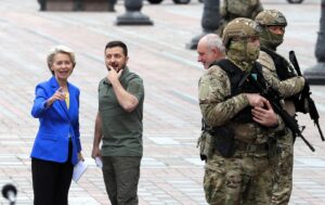 Foto archivo. El presidente ucraniano, Volodymyr Zelensky (C), y la presidenta de la Comisión Europea, Ursula von der Leyen (I), asisten a su reunión en Kiev, Ucrania, el 15 de septiembre de 2022. . (Rusia, Ucrania) EFE/EPA/SERGEY DOLZHENKO