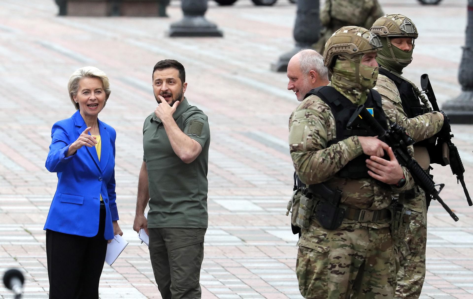 Foto archivo. El presidente ucraniano, Volodymyr Zelensky (C), y la presidenta de la Comisión Europea, Ursula von der Leyen (I), asisten a su reunión en Kiev, Ucrania, el 15 de septiembre de 2022. . (Rusia, Ucrania) EFE/EPA/SERGEY DOLZHENKO