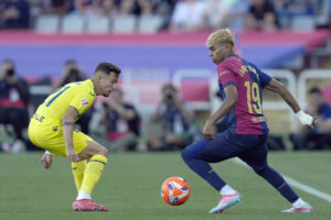Foto de archivo del delantero del Barcelona Lamine Yamal (d) luchando por el balón con Yeremi Pino, del Villarreal, en la jornada 37 de LaLiga 2024/2025 disputado en el Estadio Olímpico de Montjuic. EFE/Enric Fontcuberta