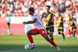 El centrocampista colombiano del Girona Jhon Solis se escapa con el balón durante el partido de la primera jornada de LaLiga que Girona CF y Rayo Vallecano disputan este viernes en el estadio Municipal de Montilivi. EFE/Siu Wu