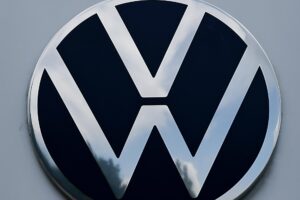 Fotografía de archivo en donde se ve el logotipo de la automotriz Volkswagen. EFE/FILIP SINGER