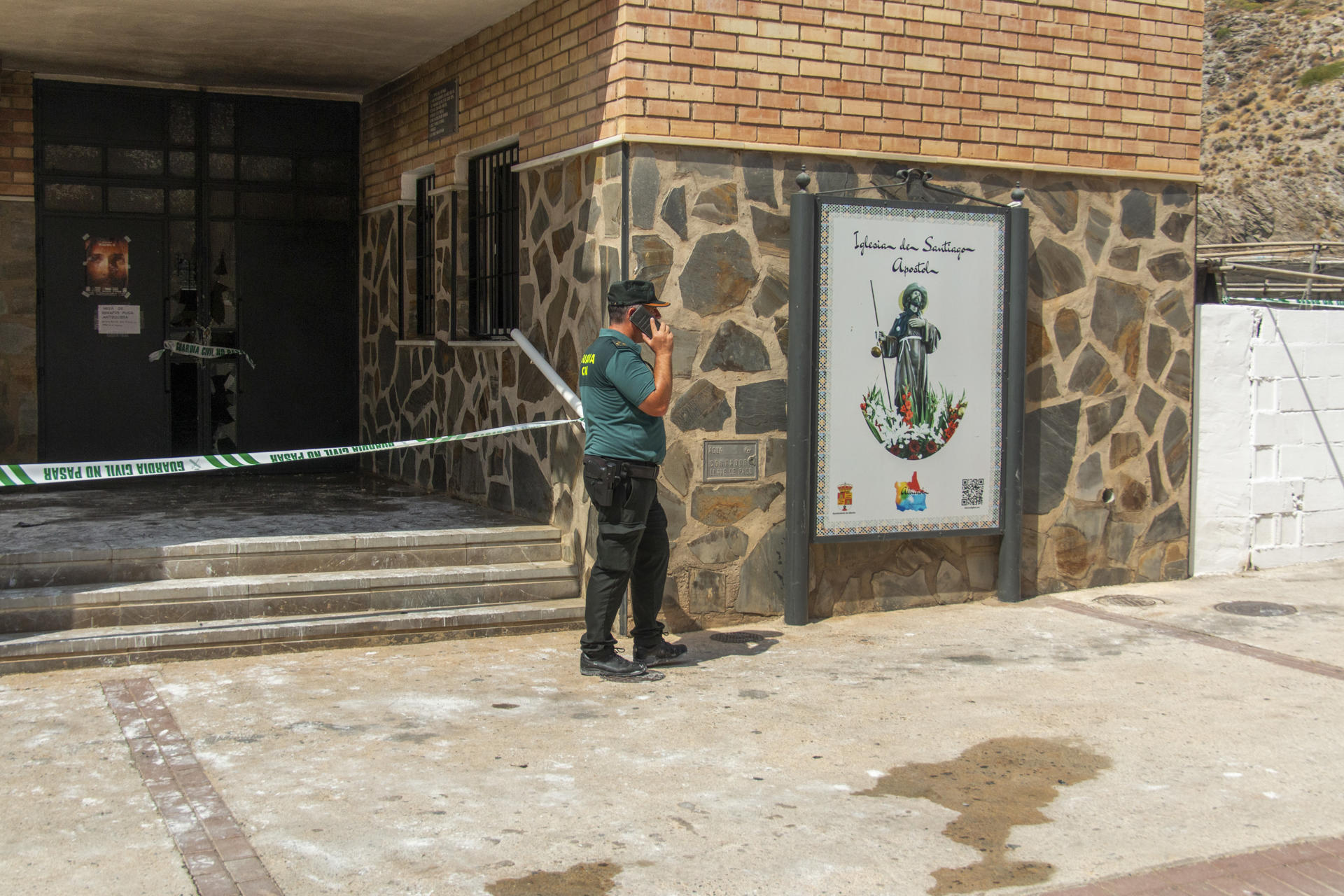 La Guardia Civil ha detenido en la tarde de este domingo a un joven que presuntamente ha prendido fuego al interior de la Iglesia de Santiago Apóstol, en el anejo de El Pozuelo del municipio de Albuñol (Granada). EFE/ Alba Feixas