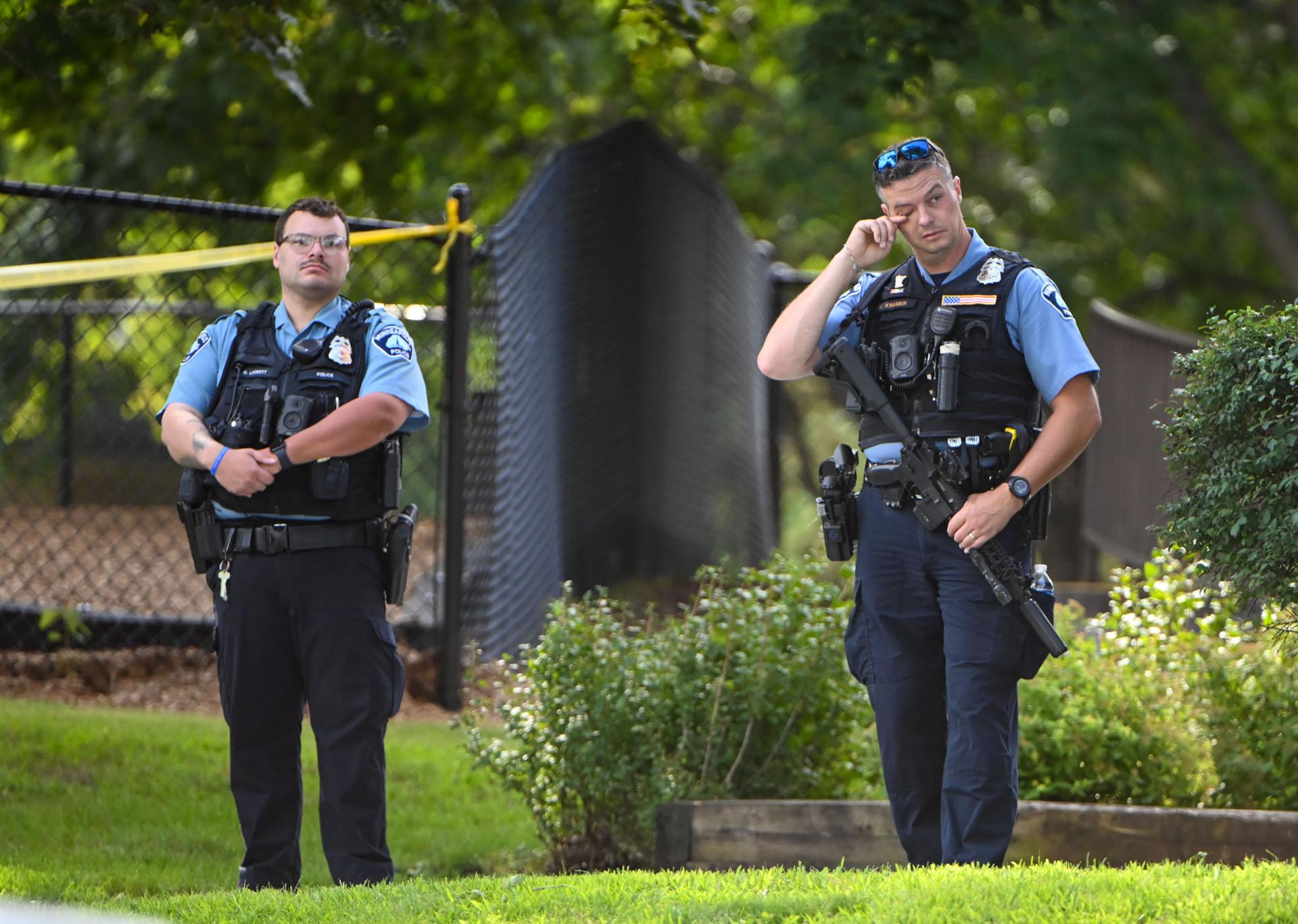 La policía responde a un tiroteo en la Escuela Católica Annunciation en Minneapolis, Minnesota, EE. UU. EFE/Craig Lassig