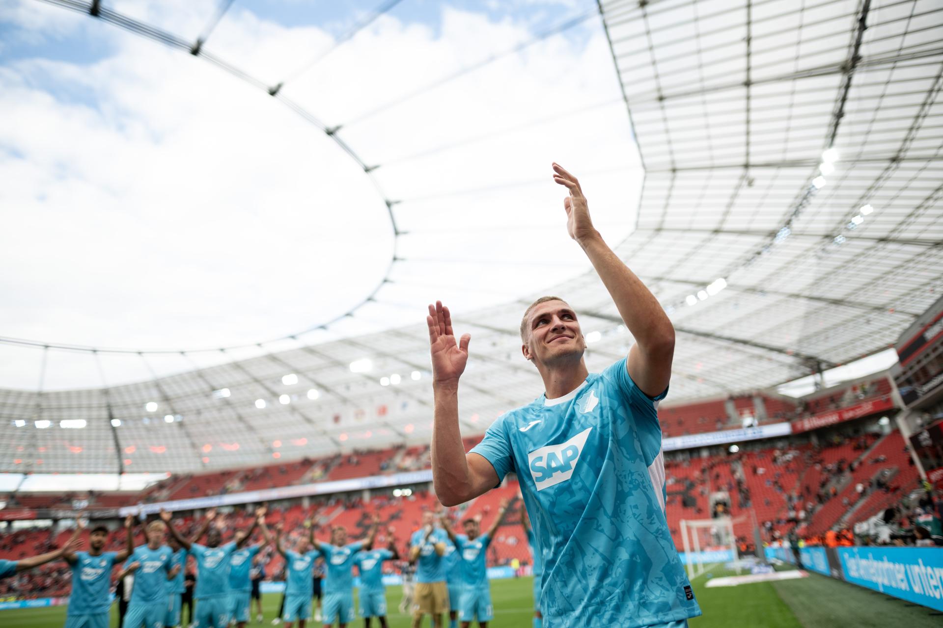 Grischa Proemel, del TSG Hoffenheim, aplaude a sus aficionados después de que se equipo haya ganado en campo del 04 Leverkusen en Leverkusen, Alemania. EFE/EPA/FABIAN STRAUCH