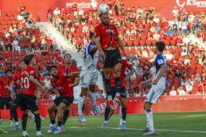 Un momento del partido amistoso del Trofeo Ciudad de Palma entre el Mallorca y el Hamburgo disputado en el estadio Son Moix. EFE/CATI CLADERA