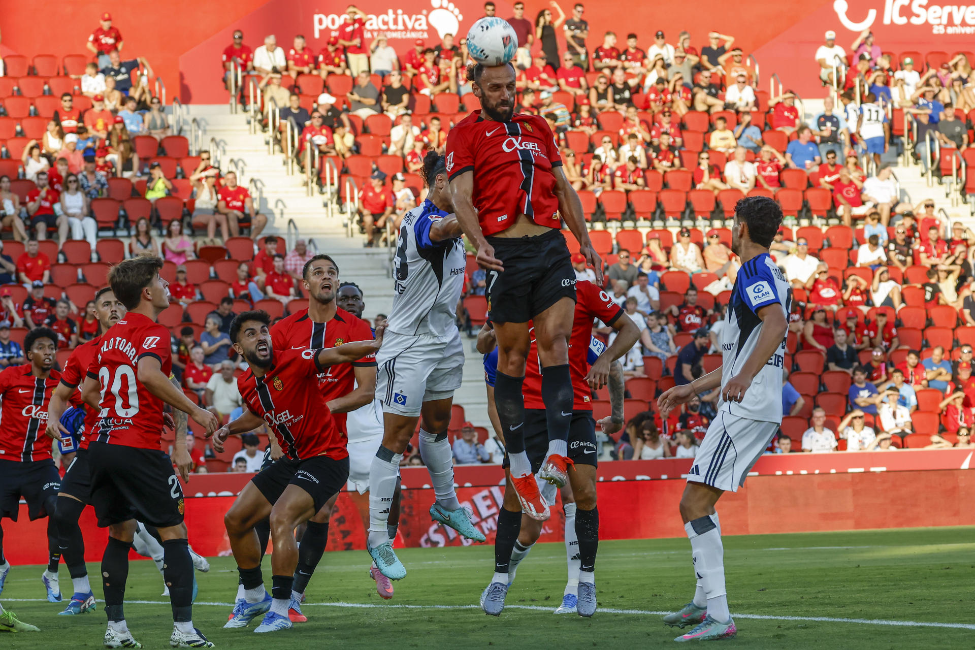 Un momento del partido amistoso del Trofeo Ciudad de Palma entre el Mallorca y el Hamburgo disputado en el estadio Son Moix. EFE/CATI CLADERA