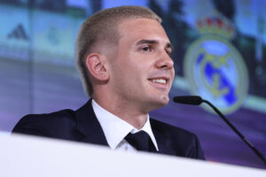 El extremo argentino Franco Mastantuono, durante su presentación como nuevo jugador del Real Madrid este jueves en Valdebebas. EFE/ Pablo R. Seco