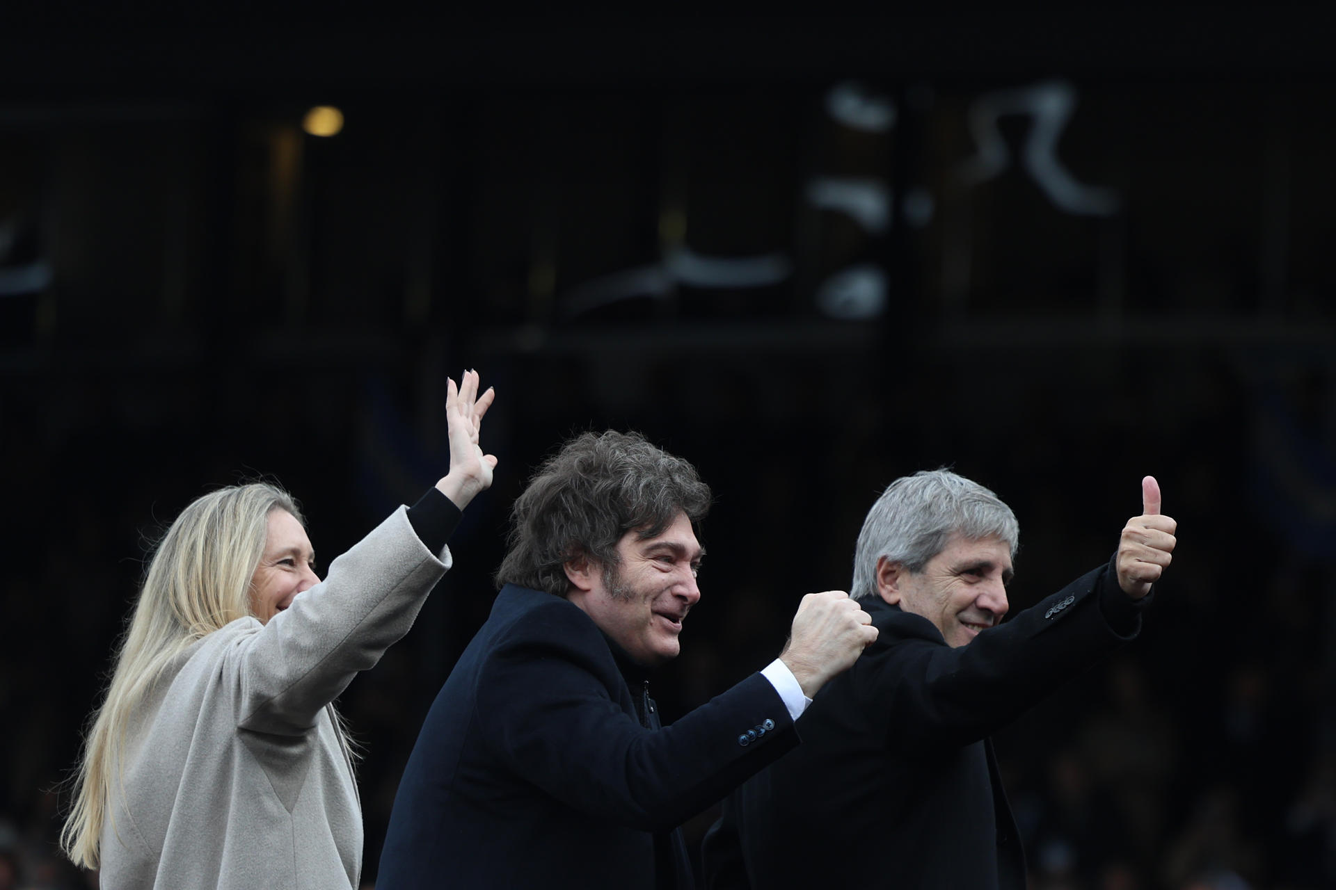 El presidente de Argentina, Javier Milei (c); el ministro de Economía de Argentina, Luis Caputo (d), y la secretaria general de la Presidencia de Argentina, Karina Milei, saludan en una fotografía de archivo. EFE/ Juan Ignacio Roncoroni