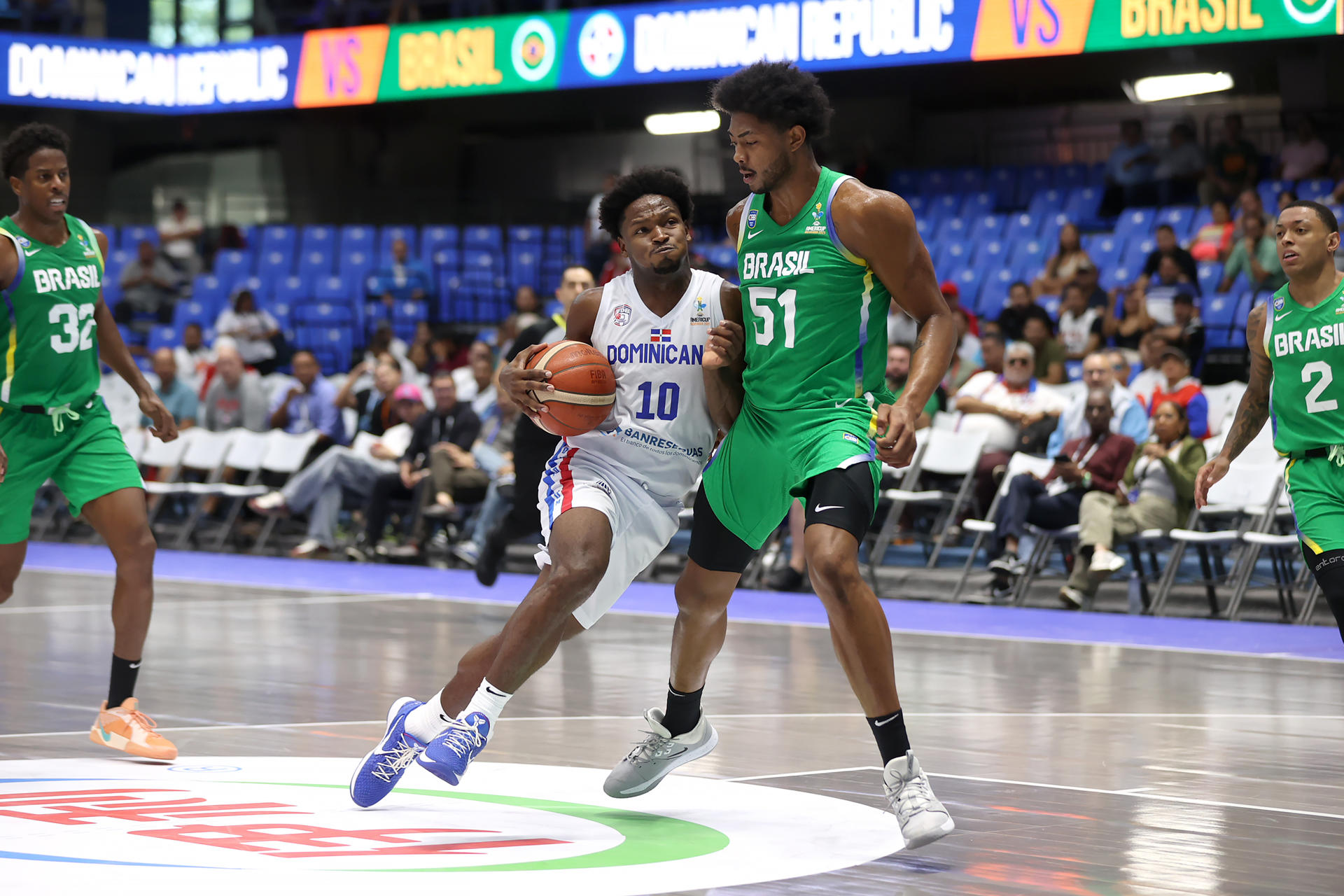 Andrés Feliz (i), de República Dominicana, disputa el balón con Bruno Caboclo, de Brasil, en partido de los cuartos de final de la FIBA AmeriCup 2025 en Managua (Nicaragua). EFE/STR